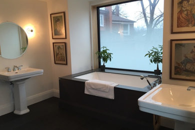 Exemple d'une grande salle de bain principale tendance avec une baignoire en alcôve, une douche double, WC séparés, un carrelage gris, des dalles de pierre, un mur blanc, un sol en ardoise, un lavabo de ferme, un plan de toilette en granite et un sol marron.