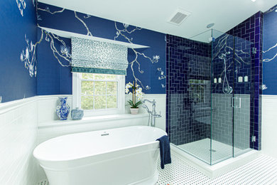 クリーブランドにある高級な中くらいなトランジショナルスタイルのおしゃれなマスターバスルーム (置き型浴槽、コーナー設置型シャワー、白いタイル、磁器タイル、青い壁、磁器タイルの床、白い床、開き戸のシャワー、ニッチ、壁紙) の写真