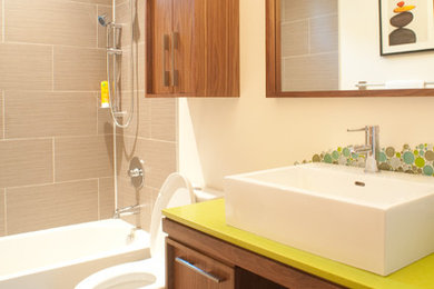 Foto de cuarto de baño minimalista con lavabo sobreencimera, armarios tipo mueble, puertas de armario de madera en tonos medios, encimera de cuarzo compacto, bañera esquinera y baldosas y/o azulejos beige