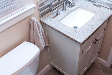 Modern inredning av ett litet badrum med dusch, med vita skåp, en toalettstol med separat cisternkåpa, beige kakel, beige väggar, klinkergolv i keramik, skåp i shakerstil, en dusch i en alkov, keramikplattor, ett undermonterad handfat, laminatbänkskiva, grått golv och dusch med skjutdörr