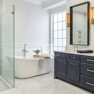 Exempel på ett klassiskt vit vitt en-suite badrum, med luckor med upphöjd panel, blå skåp, ett fristående badkar, vita väggar och vitt golv