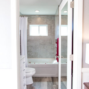 75+ Badezimmer mit Vinylboden und Quarzit-Waschtisch Ideen & Bilder