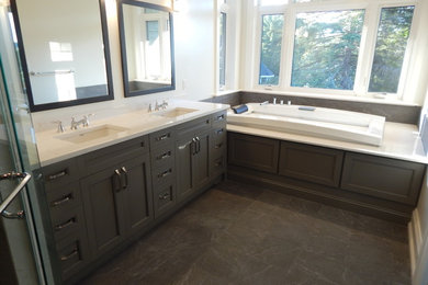 Diseño de cuarto de baño principal minimalista con puertas de armario grises y encimera de cuarzo compacto