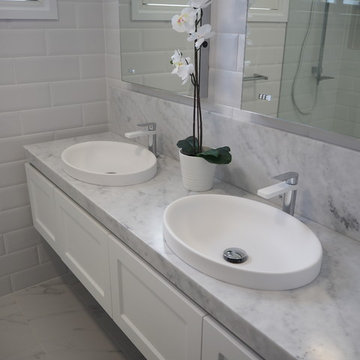 Hybrid bathroom with grey colour pallette