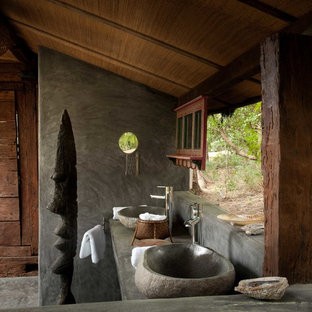 Ispirazione per una piccola stanza da bagno con doccia tropicale con lavabo a bacinella, top in cemento e pareti grigie