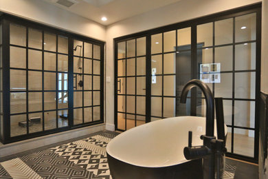 Imagen de cuarto de baño principal grande con bañera exenta y ducha esquinera