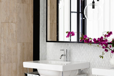 На фото: ванная комната в стиле модернизм с белой плиткой с