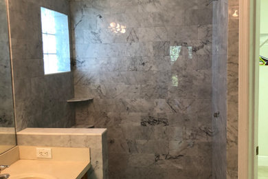 Diseño de cuarto de baño principal actual con ducha esquinera, sanitario de una pieza, baldosas y/o azulejos blancos y baldosas y/o azulejos de mármol