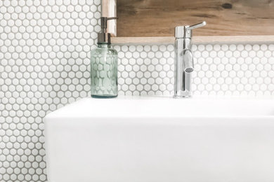Ejemplo de cuarto de baño flotante escandinavo con baldosas y/o azulejos en mosaico