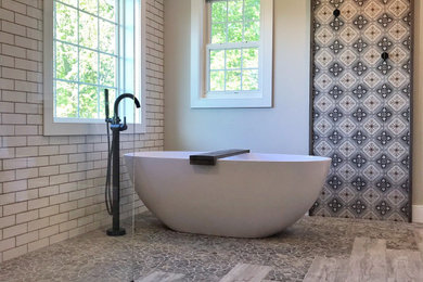 Ejemplo de cuarto de baño principal mediterráneo con bañera exenta, ducha a ras de suelo, baldosas y/o azulejos blancos, baldosas y/o azulejos de cemento, imitación a madera y ducha abierta