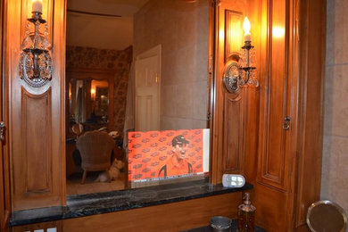 Ejemplo de cuarto de baño tradicional con puertas de armario de madera oscura