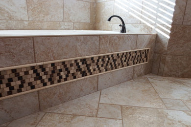Ejemplo de cuarto de baño principal tradicional grande con bañera encastrada, ducha abierta, baldosas y/o azulejos marrones, baldosas y/o azulejos de porcelana y suelo de baldosas de porcelana