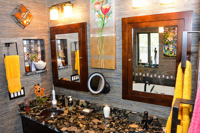 Diseño de cuarto de baño ecléctico con bañera encastrada, ducha abierta y baldosas y/o azulejos multicolor