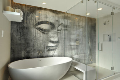 Inspiration för mellanstora moderna en-suite badrum, med ett fristående badkar, en hörndusch, släta luckor, vita skåp, vit kakel, flerfärgade väggar, klinkergolv i porslin och ett integrerad handfat