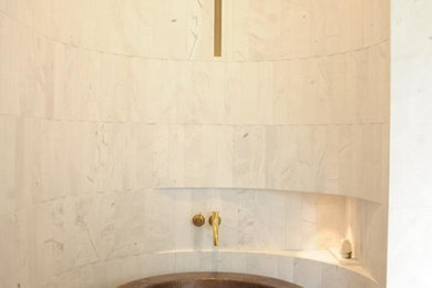 Foto di una grande stanza da bagno padronale moderna con vasca freestanding, vasca/doccia, top in marmo e doccia aperta