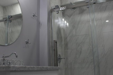 Esempio di una stanza da bagno per bambini industriale di medie dimensioni con ante in stile shaker, ante bianche, WC a due pezzi, piastrelle grigie, piastrelle in ceramica, pareti grigie, pavimento in ardesia, lavabo sottopiano, top in marmo, pavimento grigio, porta doccia scorrevole e top bianco