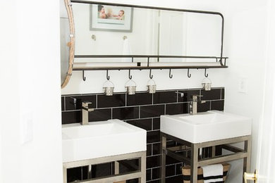 Foto di una stanza da bagno per bambini industriale di medie dimensioni con WC monopezzo, piastrelle nere, piastrelle diamantate, pareti bianche, pavimento in gres porcellanato, lavabo integrato, top in superficie solida e pavimento bianco