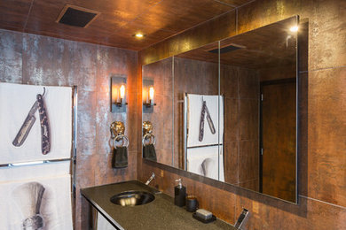 Exempel på ett mellanstort industriellt badrum med dusch, med svarta skåp, en vägghängd toalettstol, brun kakel, porslinskakel, bruna väggar, klinkergolv i porslin, ett undermonterad handfat och granitbänkskiva