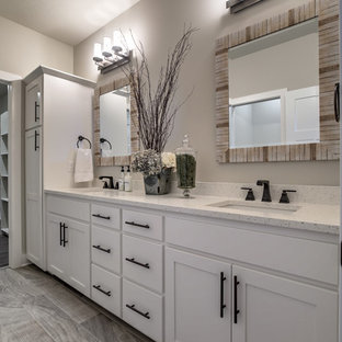 Ejemplo de cuarto de baño principal, industrial, con armarios estilo shaker, puertas de armario blancas, sanitario de dos piezas, suelo de baldosas de porcelana, lavabo bajoencimera, encimera de cuarcita y ducha abierta