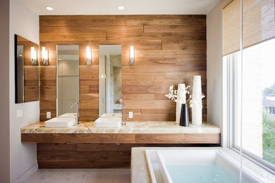 サンフランシスコにある広いコンテンポラリースタイルのおしゃれなマスターバスルーム (ベッセル式洗面器、オニキスの洗面台、白いタイル、セラミックタイル、セラミックタイルの床、ドロップイン型浴槽、茶色い壁、ベージュのカウンター) の写真