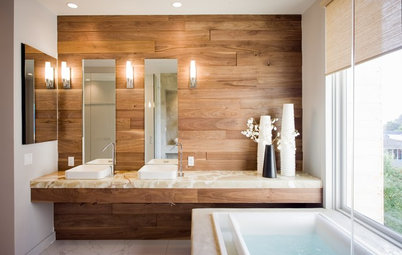 12 salles de bains sublimées par un mur en bois brut