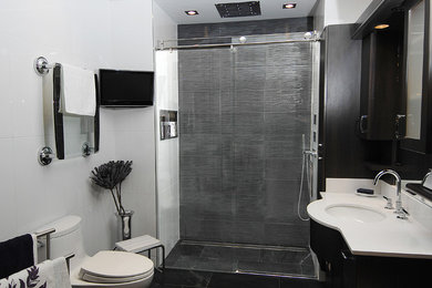 Photo of a modern bathroom in Toronto.