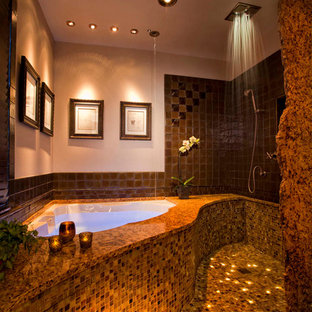 Ispirazione per una piccola stanza da bagno minimal con ante con bugna sagomata, top in granito, vasca ad angolo, doccia aperta, piastrelle marroni, piastrelle di vetro e pavimento con piastrelle a mosaico