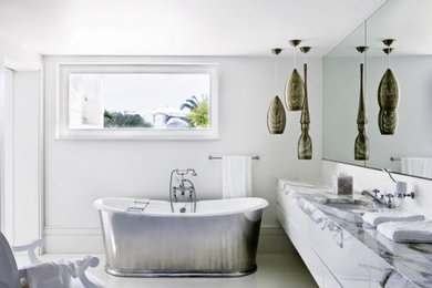 ロサンゼルスにある中くらいなトランジショナルスタイルのおしゃれなマスターバスルーム (アンダーカウンター洗面器、置き型浴槽) の写真