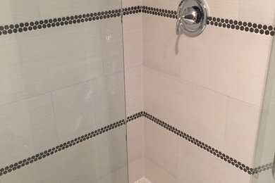 Cette photo montre une petite salle de bain principale chic avec une douche ouverte, un carrelage beige, des carreaux de céramique et un sol en carrelage de porcelaine.