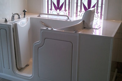 オレンジカウンティにある広いトラディショナルスタイルのおしゃれなマスターバスルーム (アルコーブ型浴槽、ベージュの壁、茶色い床) の写真