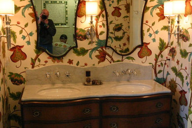 Example of an eclectic bathroom design in Milwaukee