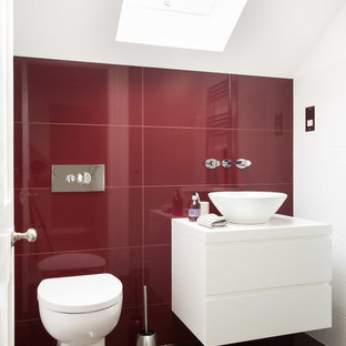Ispirazione per una piccola stanza da bagno contemporanea con lavabo a bacinella, WC monopezzo, piastrelle rosse, piastrelle in ceramica, ante lisce, ante bianche, pareti rosse, pavimento con piastrelle in ceramica, pavimento marrone e top bianco