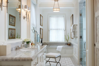 マイアミにある高級な中くらいなトラディショナルスタイルのおしゃれなマスターバスルーム (ドロップイン型浴槽、ダブルシャワー、ベージュのタイル、モザイクタイル、モザイクタイル、大理石の洗面台、落し込みパネル扉のキャビネット、白いキャビネット、白い壁、アンダーカウンター洗面器、白い床、開き戸のシャワー) の写真