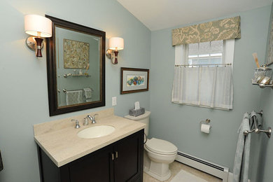 Esempio di una grande stanza da bagno padronale tradizionale con lavabo da incasso, ante nere, top in vetro, WC monopezzo, piastrelle grigie, piastrelle in ceramica, pareti blu, pavimento con piastrelle in ceramica, ante in stile shaker e pavimento beige