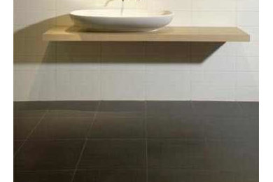 Modelo de cuarto de baño principal moderno pequeño con suelo de baldosas de cerámica