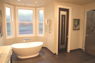 サンフランシスコにある広いトランジショナルスタイルのおしゃれなマスターバスルーム (置き型浴槽、コーナー設置型シャワー、ベージュの壁、クッションフロア、珪岩の洗面台) の写真
