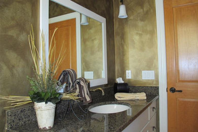 На фото: ванная комната в стиле неоклассика (современная классика) с фасадами в стиле шейкер, белыми фасадами, врезной раковиной и столешницей из гранита с