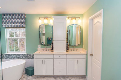 ワシントンD.C.にあるシャビーシック調のおしゃれな浴室の写真