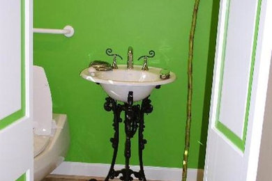 他の地域にあるおしゃれな浴室 (緑の壁、淡色無垢フローリング) の写真