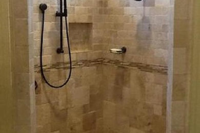 オースティンにあるトラディショナルスタイルのおしゃれな浴室 (オープン型シャワー、ベージュのタイル、テラコッタタイル) の写真