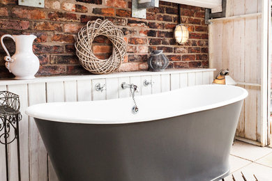 マンチェスターにあるシャビーシック調のおしゃれな浴室 (置き型浴槽、マルチカラーの壁) の写真