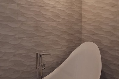 ロサンゼルスにある中くらいなトランジショナルスタイルのおしゃれなマスターバスルーム (置き型浴槽、白いタイル、セラミックタイル、白い壁) の写真
