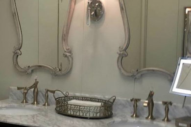Foto de cuarto de baño de tamaño medio con lavabo encastrado, puertas de armario de madera en tonos medios, encimera de mármol y paredes beige