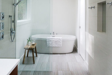 Diseño de cuarto de baño clásico renovado con armarios con paneles lisos, puertas de armario de madera en tonos medios, bañera exenta, ducha abierta, paredes blancas y ducha abierta