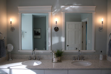 シカゴにある中くらいなトランジショナルスタイルのおしゃれなマスターバスルーム (落し込みパネル扉のキャビネット、白いキャビネット、アルコーブ型シャワー、青い壁、アンダーカウンター洗面器、大理石の洗面台、開き戸のシャワー) の写真
