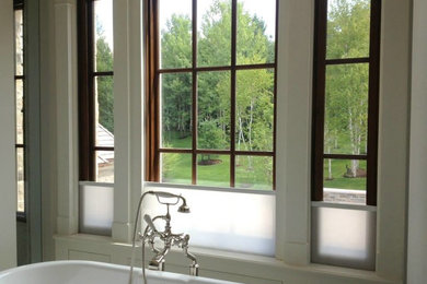 Immagine di una stanza da bagno padronale tradizionale di medie dimensioni con vasca idromassaggio, piastrelle bianche, piastrelle in ceramica, pareti bianche e pavimento in travertino