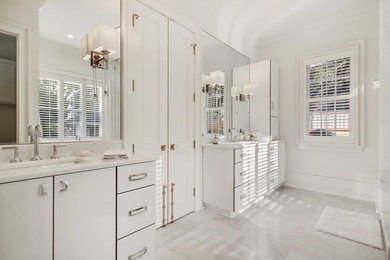 Modelo de cuarto de baño principal actual de tamaño medio con armarios con paneles lisos, puertas de armario blancas, paredes blancas, suelo de baldosas de porcelana, lavabo bajoencimera y suelo gris