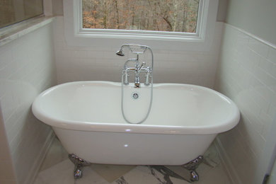 Idées déco pour une salle de bain principale classique de taille moyenne avec une baignoire en alcôve, une douche d'angle, un carrelage beige, des carreaux de céramique, un mur beige et un plan de toilette en granite.