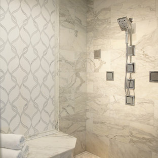 Esempio di una stanza da bagno padronale tropicale di medie dimensioni con doccia doppia, piastrelle bianche, piastrelle in pietra, pareti bianche e pavimento in marmo