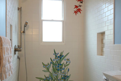 Modelo de cuarto de baño principal de estilo zen de tamaño medio con baldosas y/o azulejos blancos, baldosas y/o azulejos de cerámica y ducha abierta